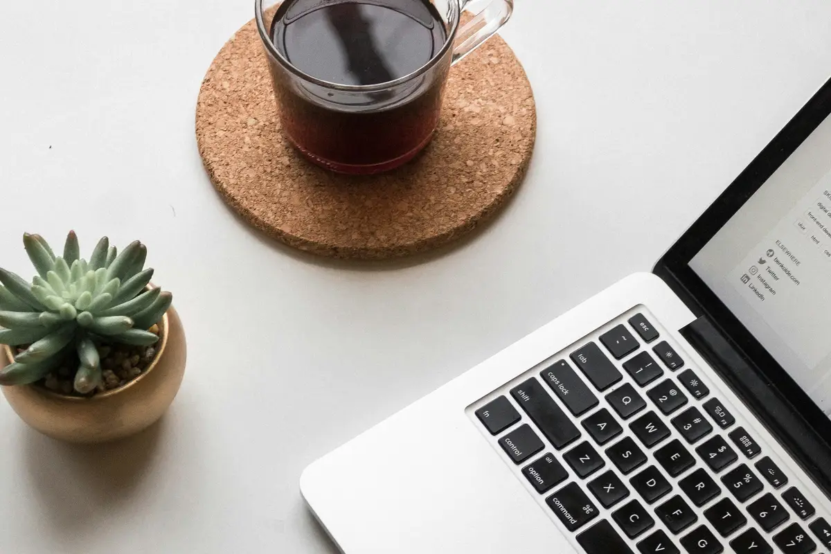 Analiza 12 konkurentów w branży meblowej